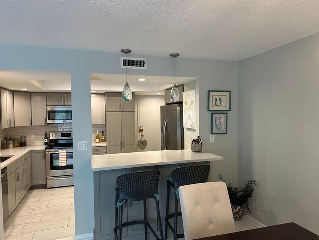 APT-2P - 406 Paradise Rd, Condo with 2 bedrooms, 2 bathrooms and 2 parking in Swampscott MA | Image 4