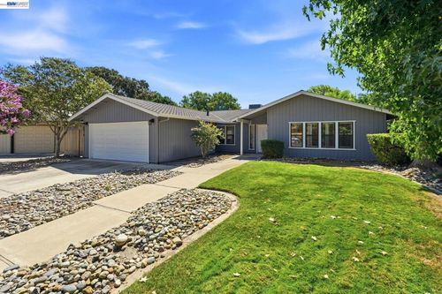 2870 Smoke Tree Cir, Stockton, CA, 95209 | Card Image