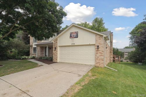 2728 Winter Park Ct, Rochester Hills, MI, 48309-1375 | Card Image