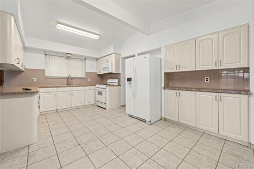 4681 Dickson Dr, Sterling Heights, MI, 48310-4628 | Card Image