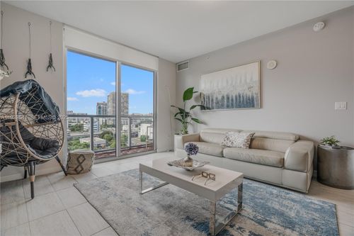 s-904-3900 Biscayne Blvd, Miami, FL, 33137-3781 | Card Image