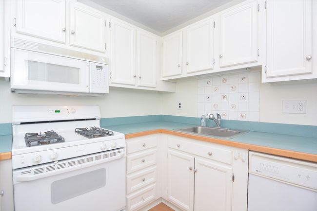 UNIT-4 - 8 Concord Greene, Condo with 2 bedrooms, 2 bathrooms and 1 parking in Concord MA | Image 18