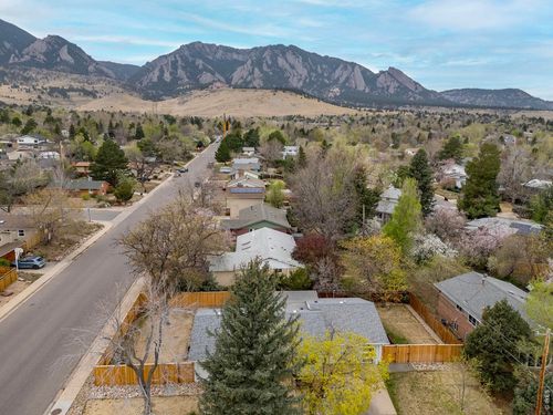 1095 Edinboro Dr, Boulder, CO, 80305-6427 | Card Image