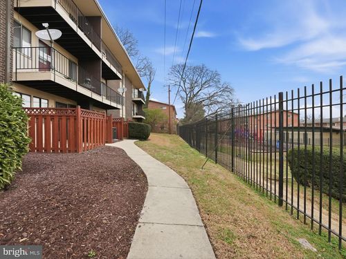 3930 Stone Gate Dr, SUITLAND, MD, 20746-1901 | Card Image