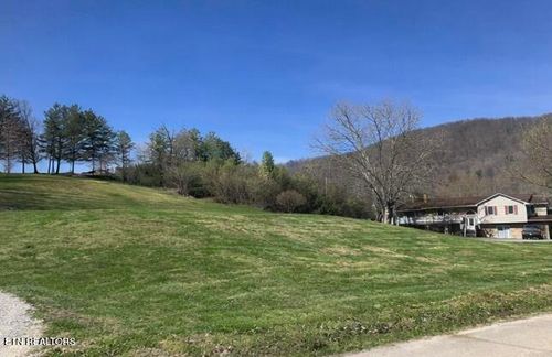 233 Smith Oaks Ln, Jacksboro, TN, 37757-5217 | Card Image