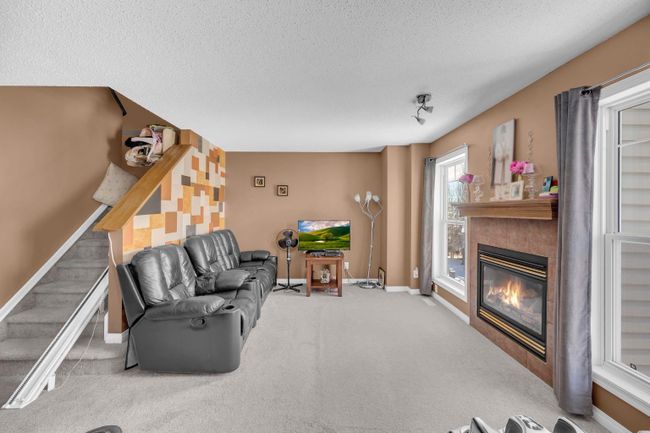 150 Hidden Creek Gardens Nw, Home with 3 bedrooms, 2 bathrooms and 4 parking in Calgary AB | Image 5