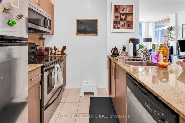 2404 - 12 Yonge St, Condo with 3 bedrooms, 2 bathrooms and 1 parking in Toronto ON | Image 6