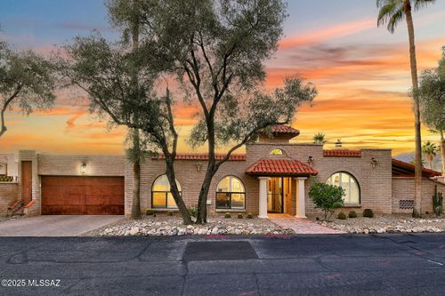 6513 N Green Briar Dr, Tucson, AZ, 85718-2645 | Card Image