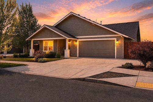 1717 Ne 3rd Ct, Redmond, OR, 97756-6840 | Card Image