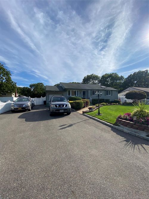 22 W Willow Street, Islip, NY, 11717 | Card Image