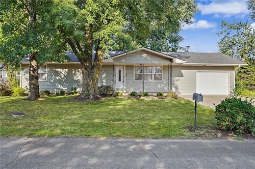 609 Kings Hwy, Garnett, KS, 66032-2199 | Card Image
