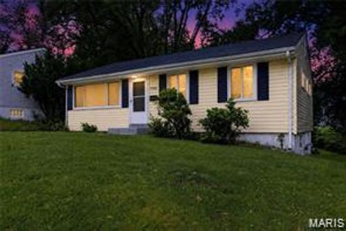 7744 Ellington Dr, Saint Louis, MO, 63121-1326 | Card Image
