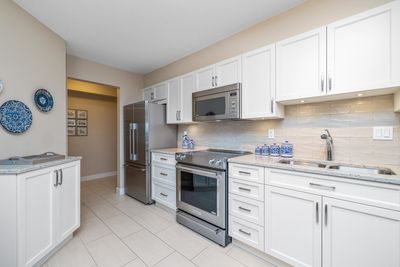 1406 - 1235 Quayside Dr, Condo with 2 bedrooms, 2 bathrooms and 1 parking in New Westminster BC | Image 2