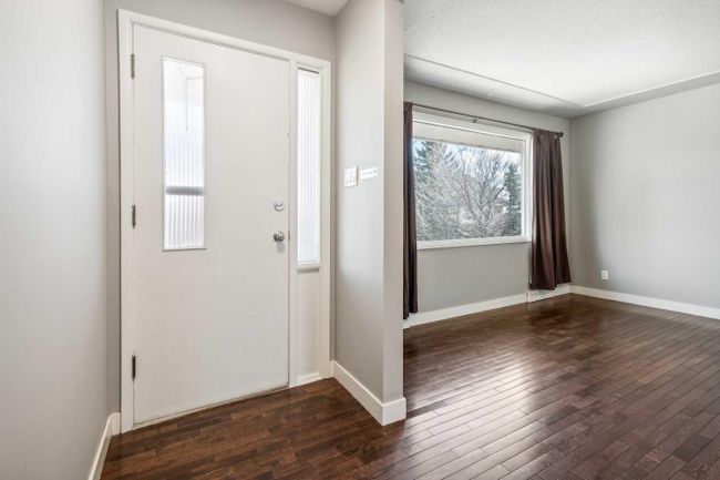 4711 Stanley Road Sw, Home with 5 bedrooms, 2 bathrooms and 2 parking in Calgary AB | Image 2