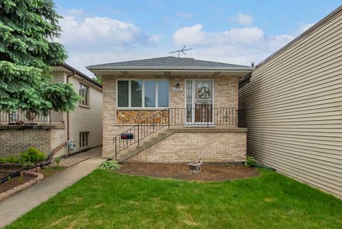 6856 W Montrose Ave, Harwood Heights, IL, 60706-7192 | Card Image