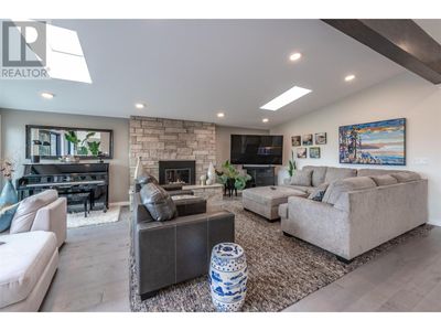 1122 Redlands Rd, House other with 3 bedrooms, 3 bathrooms and 10 parking in Penticton BC | Image 2