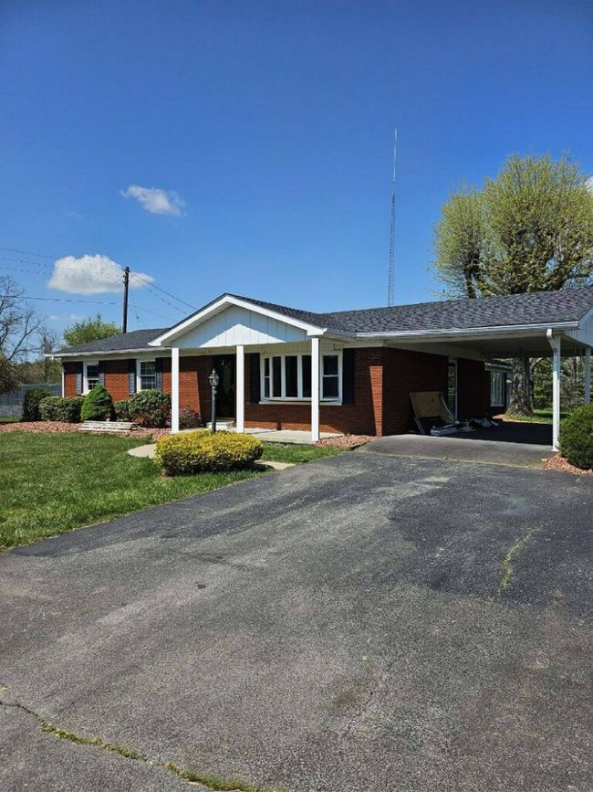 144 Lakeway Drive, For Sale in Russell Springs Zoocasa