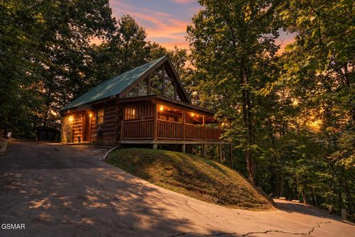 3823 Dollys Dr, Sevierville, TN, 37876-8762 | Card Image