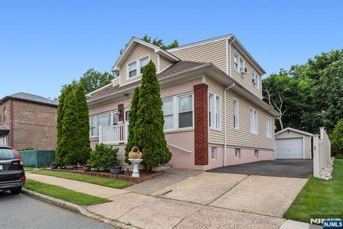 39 Chamberlain Ave, Elmwood Park, NJ, 07407-1411 | Card Image