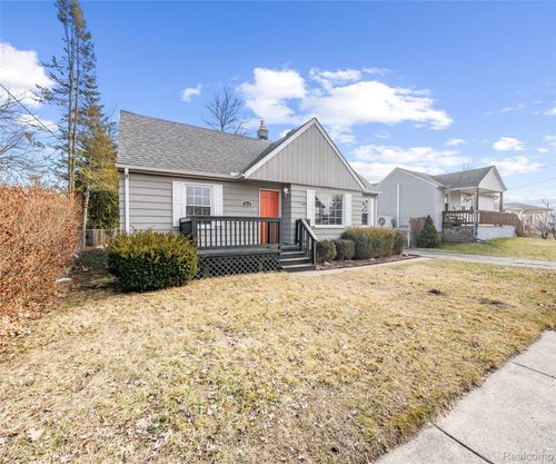 8916 Deering St, Livonia, MI, 48150-4109 | Card Image