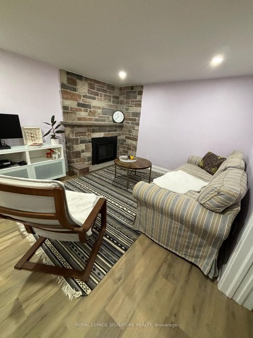 lower-4 Windust Gate, Etobicoke, ON, M9C3N3 | Card Image