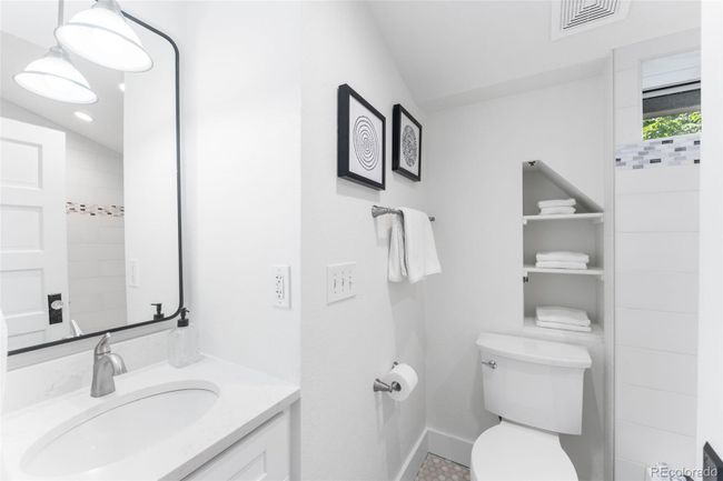 Upstairs full bath 1 | Image 27