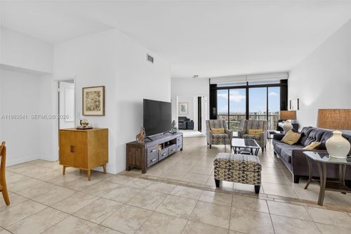 ts-5-20281 E Country Club Dr, Aventura, FL, 33180-3436 | Card Image