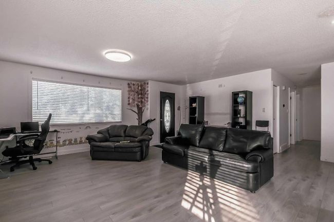 3702 Dover Ridge Drive Se, Home with 5 bedrooms, 2 bathrooms and 4 parking in Calgary AB | Image 7