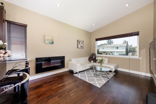 Living room with hardwood / wood-style flooring, vaulted ceiling, baseboards, and recessed lighting | Image 15
