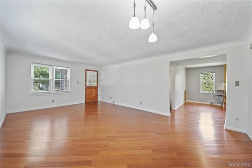 3257 Saint Clair Dr, Rochester Hills, MI, 48309-3940 | Card Image
