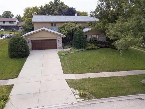 6710 Wedgewood Ln, Willowbrook, IL, 60527-5443 | Card Image