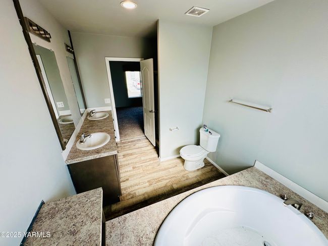 Primary Bathroom | Image 13