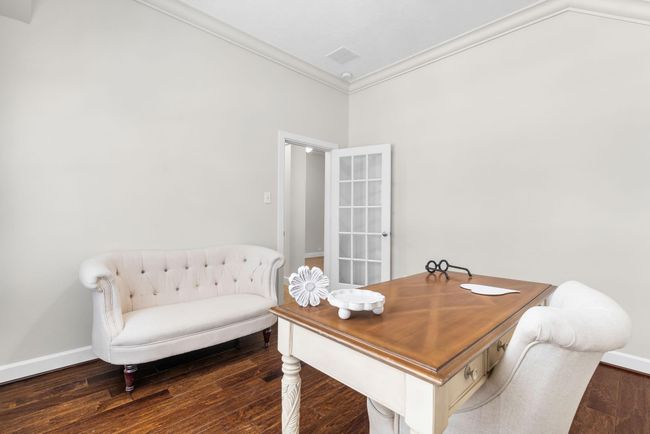 Plenty of room in office | Image 8