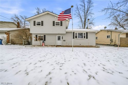 7416 Larkspur Dr, Mentor On The Lake, OH, 44060-3128 | Card Image