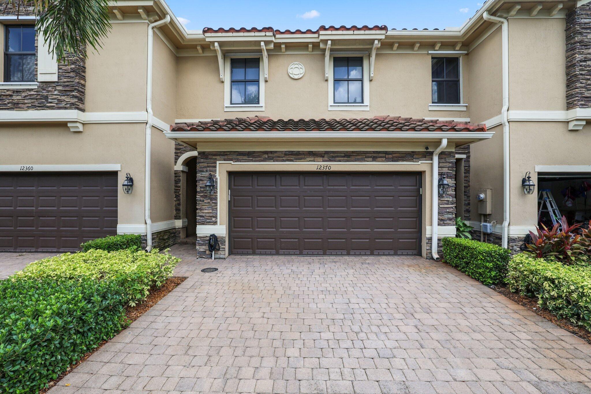 Village Cir, Davie, FL 33325