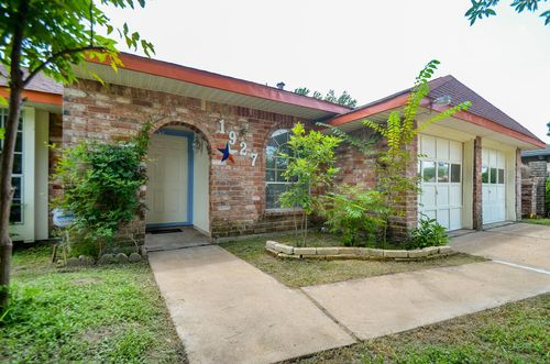 1927 Dormstom Ln, Houston, TX, 77088-1733 | Card Image