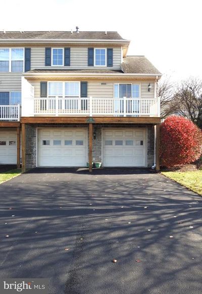 664 Royal View Drive, Townhouse with 3 bedrooms, 2 bathrooms and null parking in LANCASTER PA | Image 2