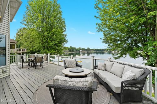 16048 Pine Bluff Ct, Fenton, MI, 48430-9166 | Card Image