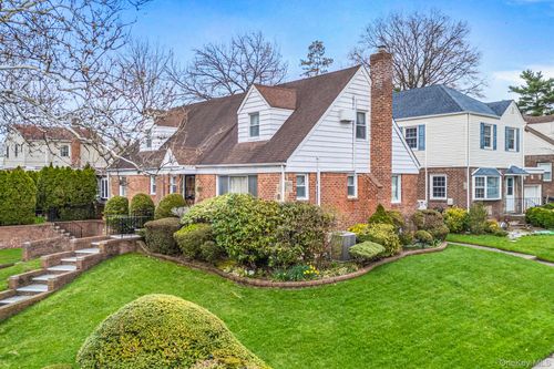 213-06 Richland Ave, Oakland Gardens, NY, 11364-3518 | Card Image