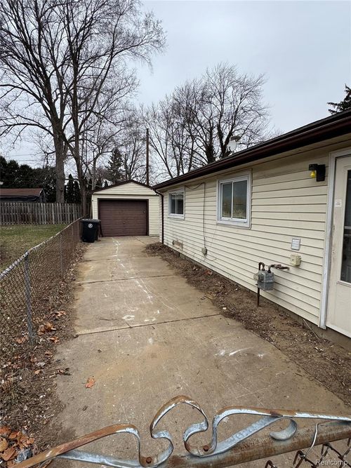 28034 Curtis Rd, Livonia, MI, 48152-3749 | Card Image