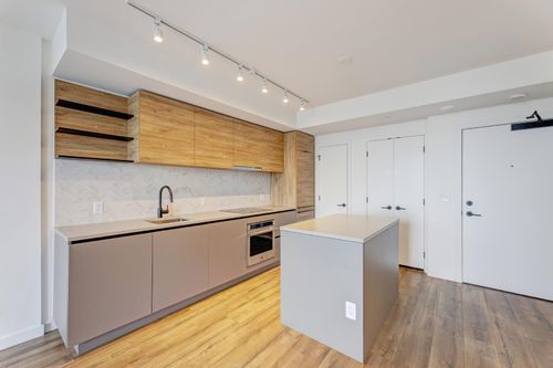 23xx-10448 University Dr, Surrey, BC, V3T0S7 | Card Image