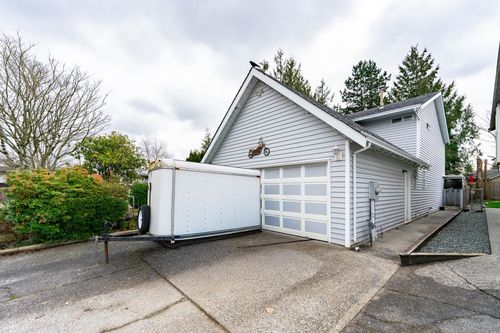 15098 98a Ave, Surrey, BC, V3R8H3 | Card Image