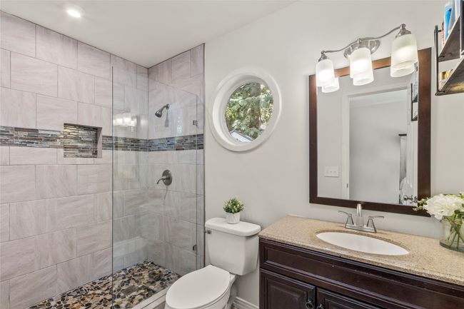 Main home primary en suite bathroom | Image 28