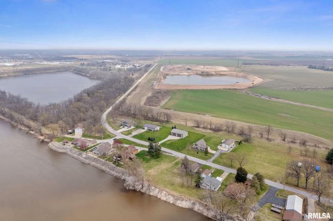 21812 River Rd N, House other with 2 bedrooms, 2 bathrooms and null parking in Cordova IL | Image 14