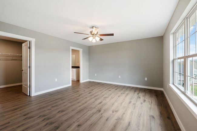 Primary ensuite on main floor with walk in closet | Image 10