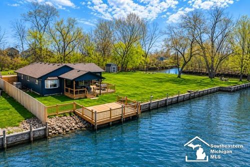 35342 Lake Dr, Rockwood, MI, 48173-9686 | Card Image