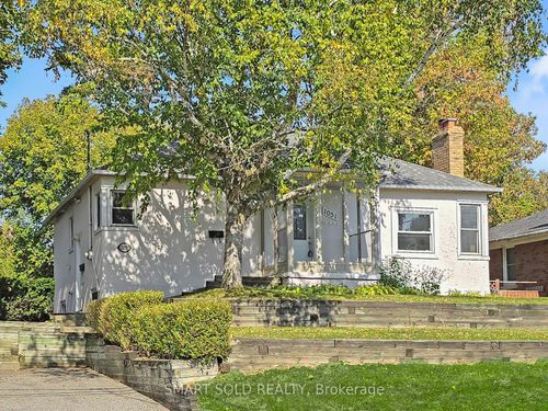 1051 Janette St, Newmarket, ON, L3Y3C4 | Card Image