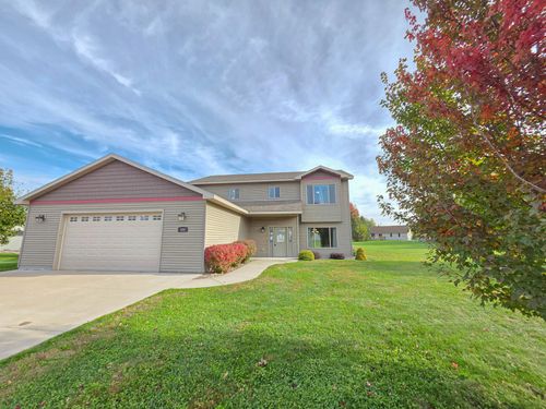 105 Taylor Cir, Le Sueur, MN, 56058-4573 | Card Image