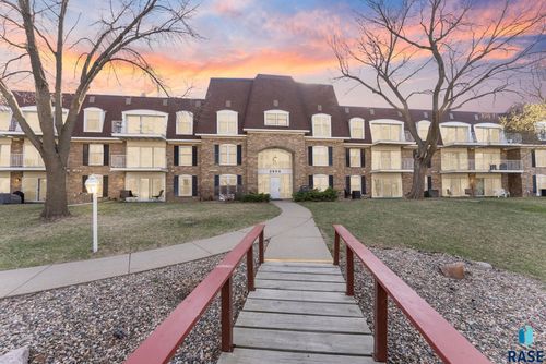 221-2904 W 33rd St Street, Sioux Falls, SD, 57105 | Card Image