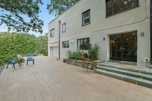 75 Lakeside Dr, New Rochelle, NY, 10801-3132 | Card Image